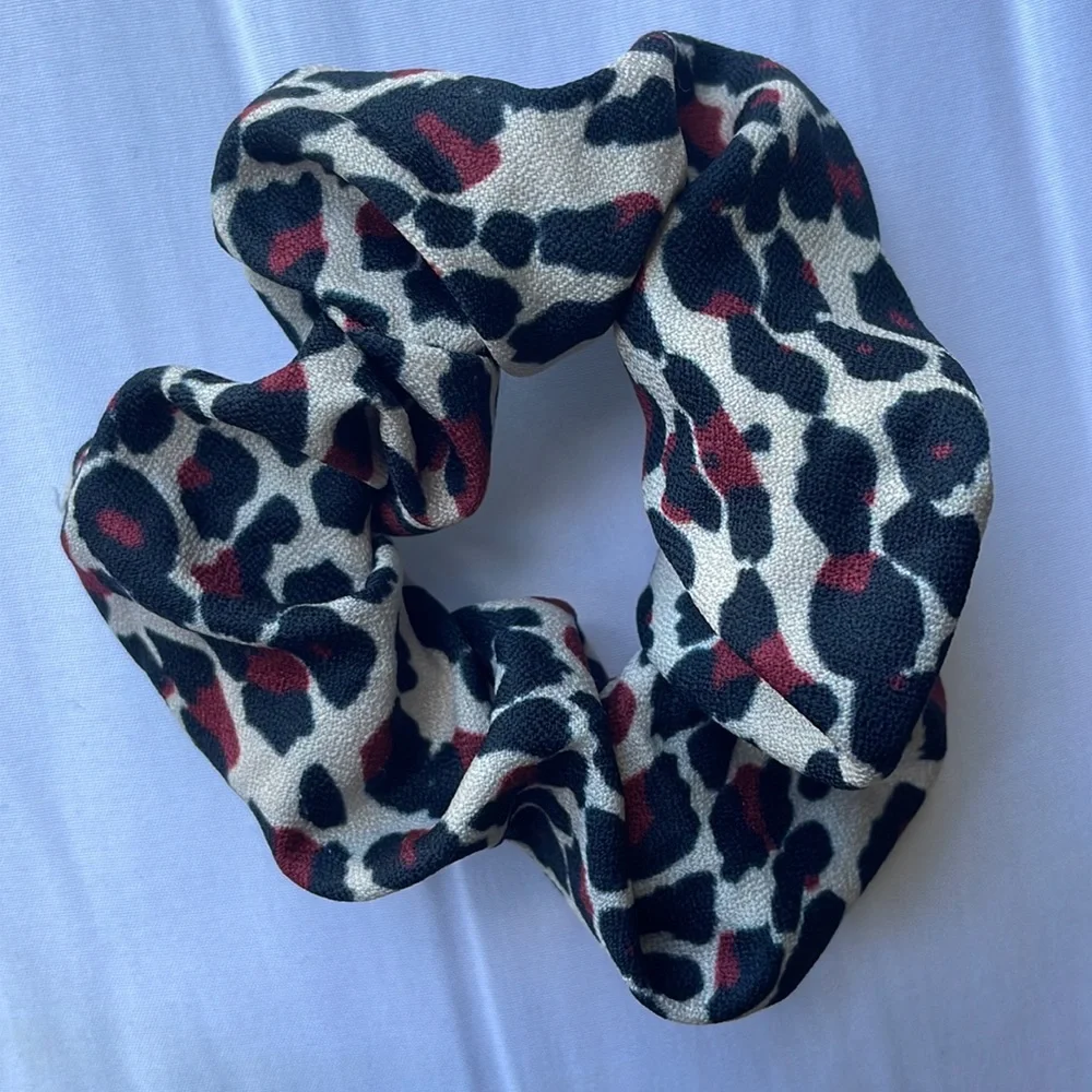 Cheetah scrunchie 🖤 - Picture 4 of 6